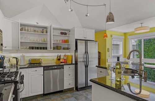 Dilworth Mountain Estates House | The Perfect Kelowna Getaway + Hot tub+2 Fireplaces