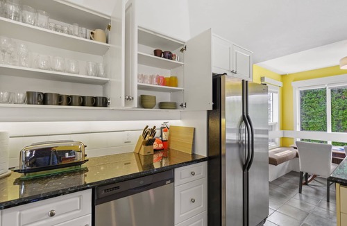 Dilworth Mountain Estates House | The Perfect Kelowna Getaway + Hot tub+2 Fireplaces