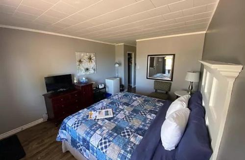 Rusticoville Hotel | The Pines Motel and Cottages