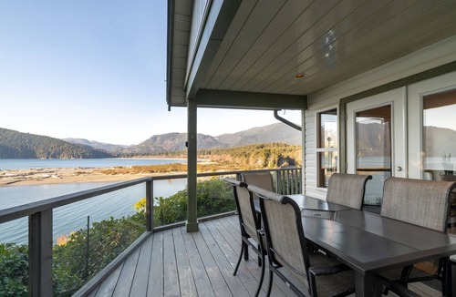 Port Renfrew House | The Point | Port Renfrew | 180-degree ocean views and private hot tub!