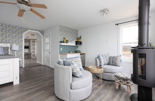 Bauline East Villa | The Puffin Burrow/Luxury Suite with Salt water Hot tub & Ocean views
