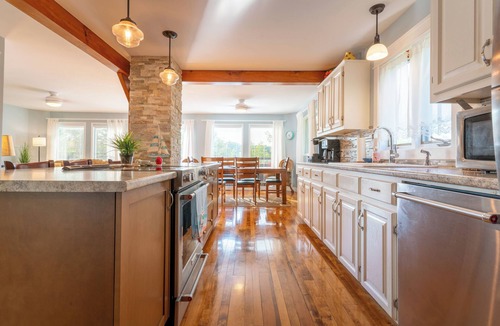Chester House | The Red Horseshoe Retreat with HOT TUB