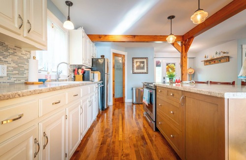 Chester House | The Red Horseshoe Retreat with HOT TUB