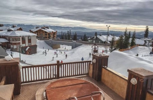 Big White Ski Resort Apartment | The Ridge | Ski-In Ski-Out Condo w/Free Parking