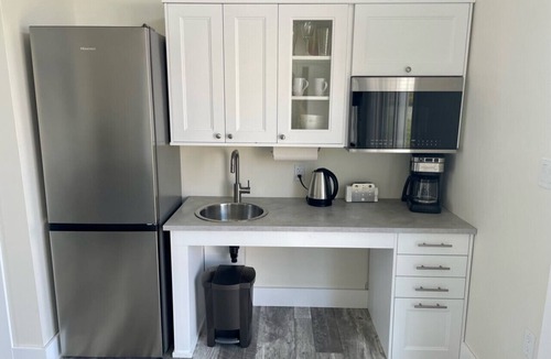 Colindale Cottage | The Rising Tide - Executive Class Mini Villa