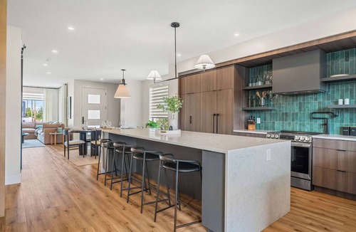 Sylvan Lake House | The Shoreline | Luxury Escape w/Rooftop & Hot Tub