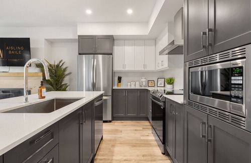 East Kootenay House | The Silver Fox | Private Hot Tub | Walk to Beach