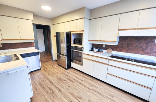 Fairview Condo | The Skyline Suite l S. Granville w patio & parking