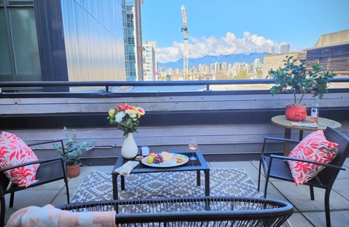 Fairview Condo | The Skyline Suite l S. Granville w patio & parking