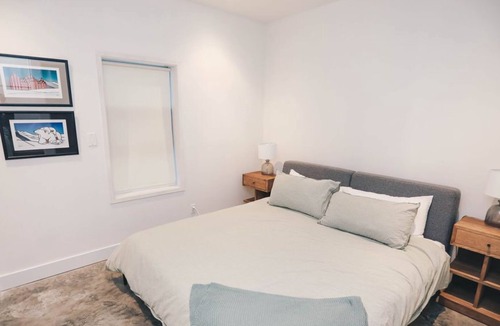 Prince Edward House | The Studio-Picton Getaway with Park Pass included