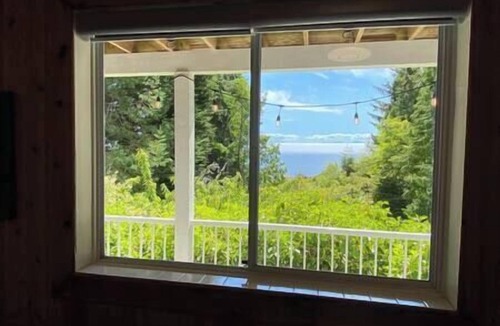 Juan de Fuca Electoral Area House | The Surf Chalet, Ocean Front Close to the Surf