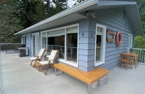 Juan de Fuca Electoral Area House | The Surf Chalet, Ocean Front Close to the Surf