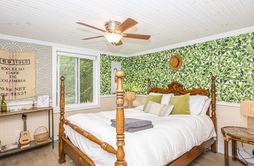 Val-des-Monts Cottage | The Sweetest Waterfront Cottage only 35 Minutes from Ottawa