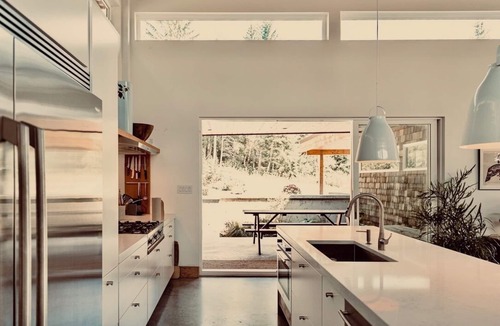 Juan de Fuca Electoral Area House | The Tides - Luxury Beach House in Jordan River - Storm Watching!