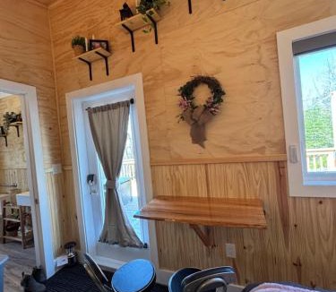 Chester Ski Chalet | The Tulip Suite - The Dordean Suites of Chester