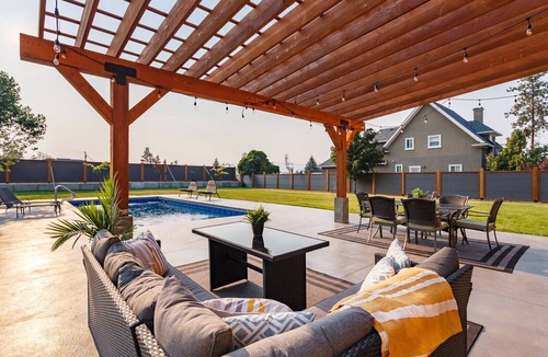 Southwest Mission House | The Upper Mission Estate with private pool & backyard
