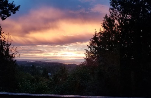 Metchosin House | The View Suite - stunning 2-acres & hot tub