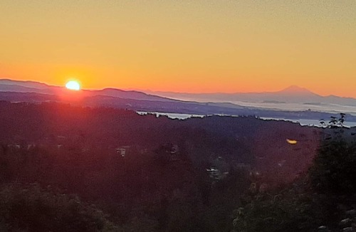 Metchosin House | The View Suite - stunning 2-acres & hot tub