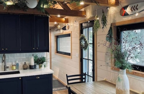 Utterson House | The Water’s Edge * * Unique Muskoka Treehouse * *