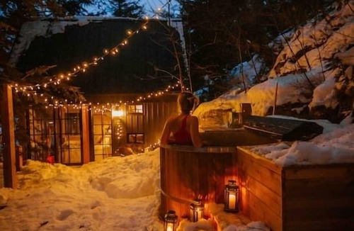 Utterson Apartment | The Water’s Edge * Unique Muskoka Treehouse *