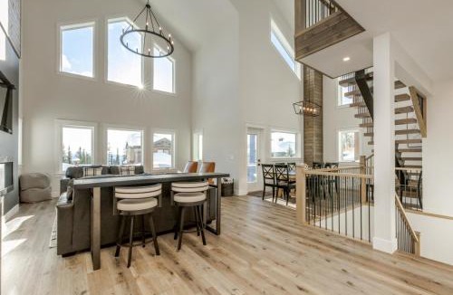 Big White Ski Resort House | The White Pearl - Amazing Luxury Chalet with Mountain Views