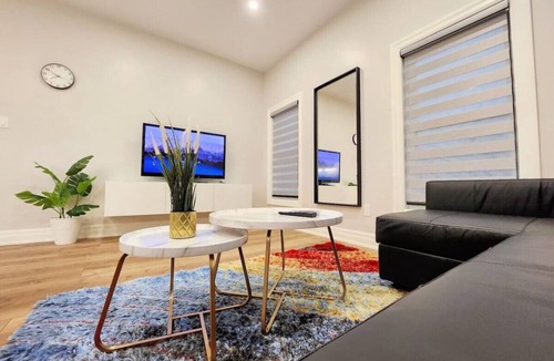 Downtown Apartment | The Zen Escape Modern Queen-Bed Full Apartment