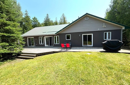Lion's Head Cabin | This bright and spacious retreat blends modern comfort with cozy cottage charm. Featuring a fully equipped kitchen, multiple cozy bedrooms, stylish bathrooms, and inviting living spaces with a wood-burning fireplace.