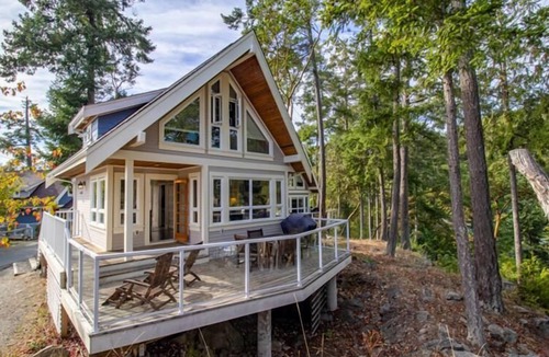 Pender Island Cabin | This Pender Island cottage has stunning views overlooking the Marina.