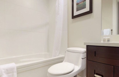 Harrison Hot Springs House | Three Bedroom Penthouse Suite with Mountain View - Harrison Lake View Suites