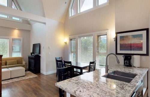 Harrison Hot Springs House | Three Bedroom Penthouse Suite with Mountain View - Harrison Lake View Suites