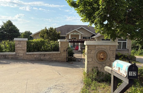 Colborne House | three bedroom share kitchen, dining room, leaving room, with AC in Colborne