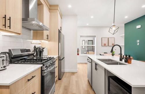 Capitol Hill House | Three Sisters Villas | 9BD 6BA | 7 mins DT |20 ppl