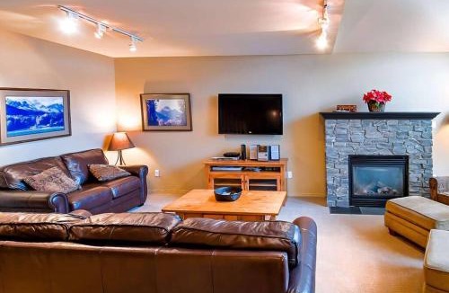 East Kootenay House | Thunder Ridge Chalet by Fernie Lodging Company