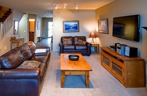 East Kootenay House | Thunder Ridge Chalet by Fernie Lodging Company