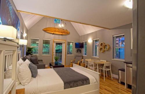 Ucluelet House | Tide and Trail- Cabin in Ucluelet