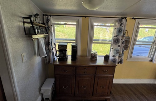 Bay View Cabin | Tide’s Edge Escape is a cozy 2-bed cottage with sea views at St. Martin’s caves