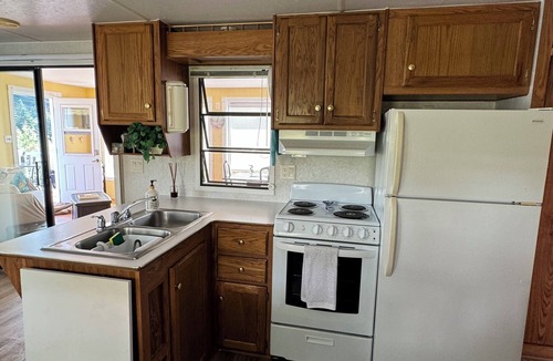 Bay View Cabin | Tide’s Edge Escape is a cozy 2-bed cottage with sea views at St. Martin’s caves