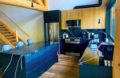 Hemlock Valley Cabin | Timberwolf A- New Luxury Lodge *HOT TUB* GAMES ROOM*