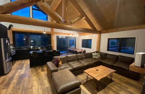 Hemlock Valley Cabin | Timberwolf A- New Luxury Lodge *HOT TUB* GAMES ROOM*