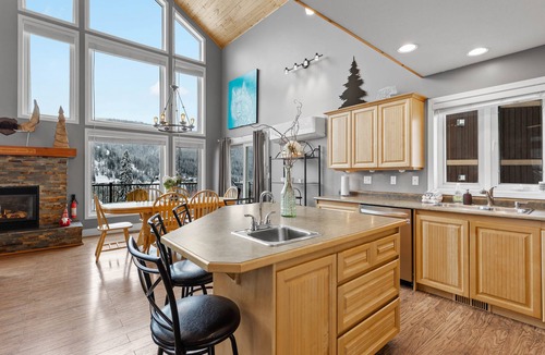 Sun Peaks House | Timberwolf Lodge - Private, Luxurious, Ski-in/Out Chalet