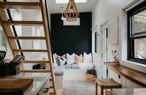 Tyendinaga Mohawk Territory House | Tiny Home Near Wine Country with Stargazing Loft