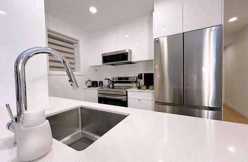 Longue-Pointe Apartment | Tiny Penthouse Big Balcony Central & Cozy