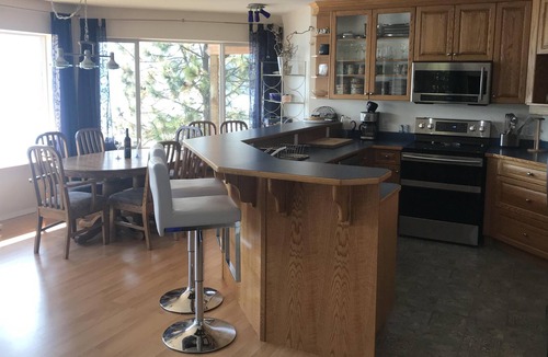 Scotch Creek House | TLC Beachhouse "Suite 1" - Waterfront - Shuswap Vacations and Sledding Accommodation (clone)