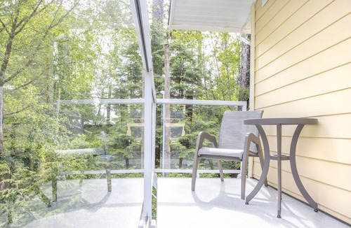 Tofino House | Tofino Hummingbird Cottage: Across from Chesterman Beach -"Serenity by the Sea"
