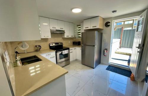 New Westminster House | Top choice 2-Bed 1-Bath Garden Suite