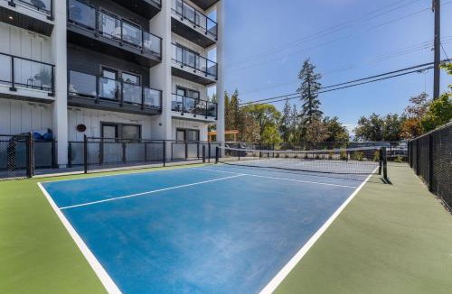 Vernon House | Top Floor Lakeshore Views Near Skiing