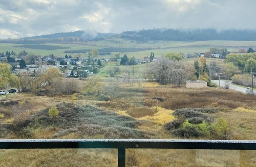 Vernon Condo | Top Floor on Okanagan Lake with Heated Pool, King Bed, Gym and Pickleball Court!