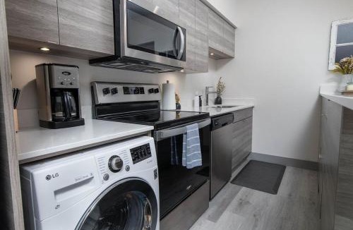 Vernon Apartment | Top Floor on Okanagan Lake with AC & Heated Pool