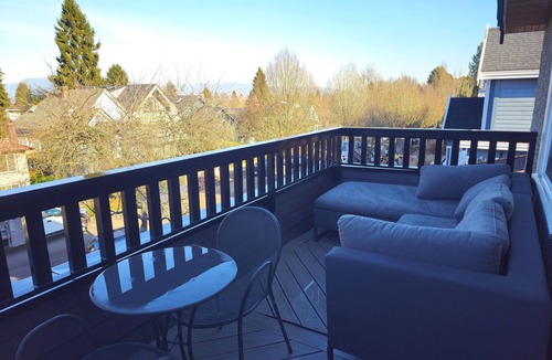 Riley Park House | Top Floor Private Suite | King Bed | Balcony View | 15 min to Downtown Vancouver