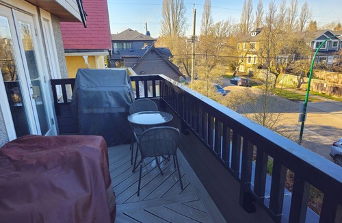 Riley Park House | Top Floor Private Suite | King Bed | Balcony View | 15 min to Downtown Vancouver